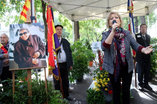 Singer Marina Rossell performs in Paris at the event inaugurating a street named after Resistance fighter and Ravensbrück survivor Neus Català (by Nazaret Romero)